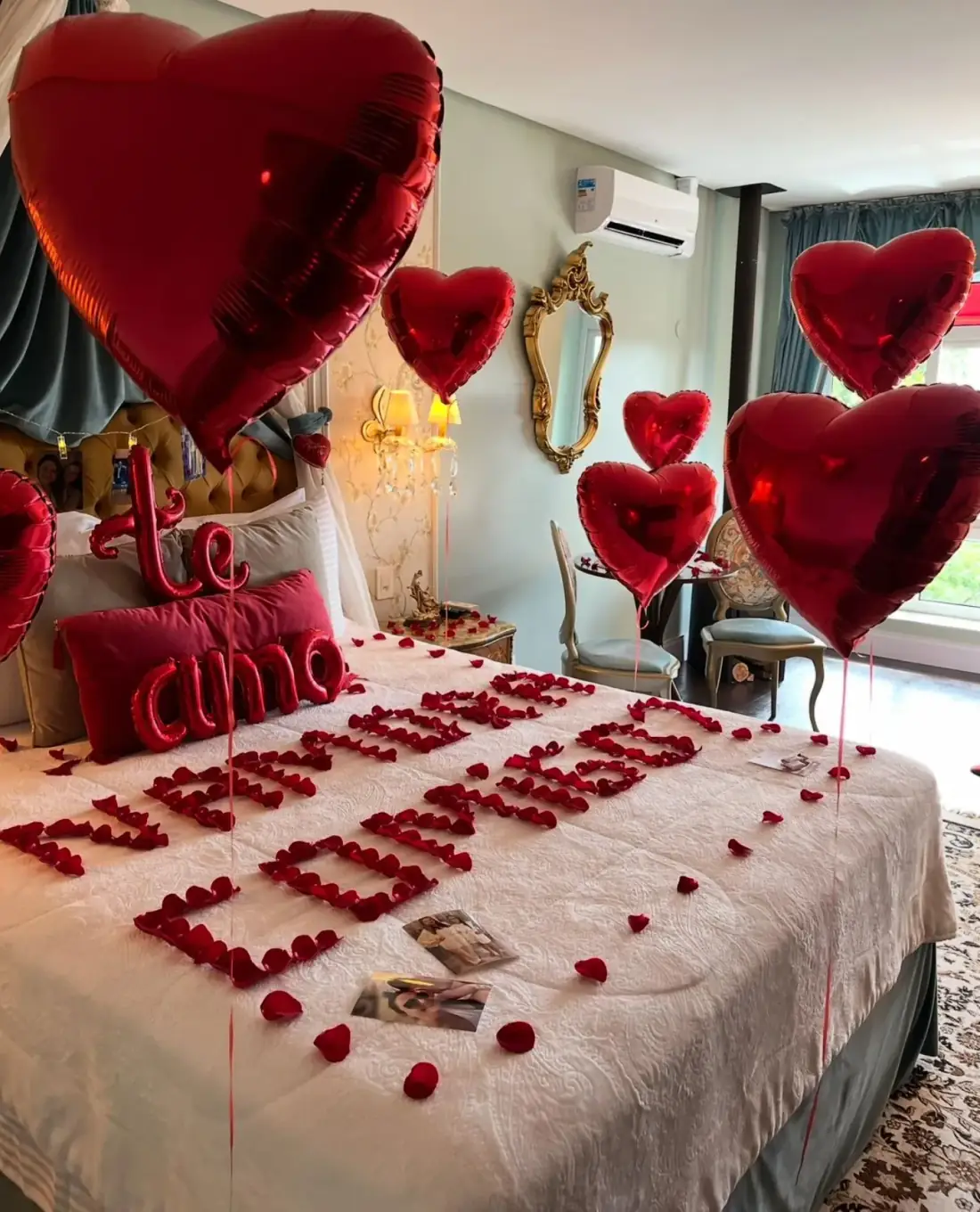Decoração romântica profissional com rosas vermelhas, velas e luzes douradas